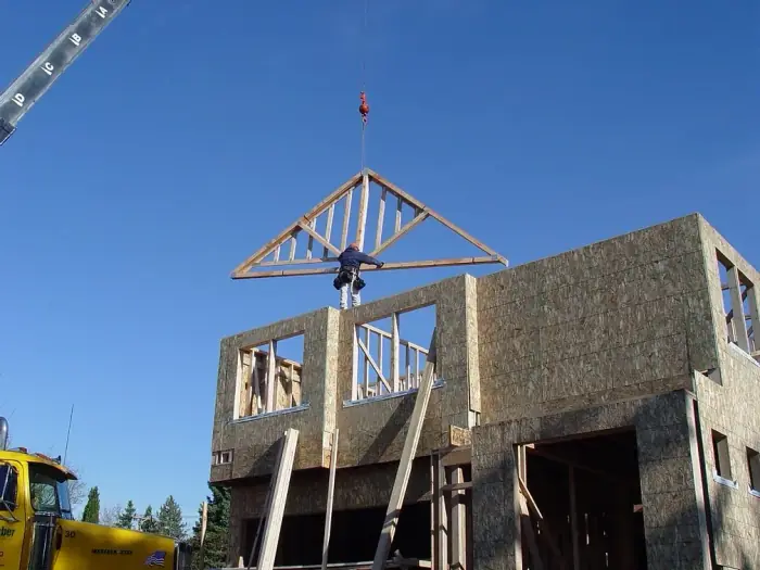 Truss crane on jobsite